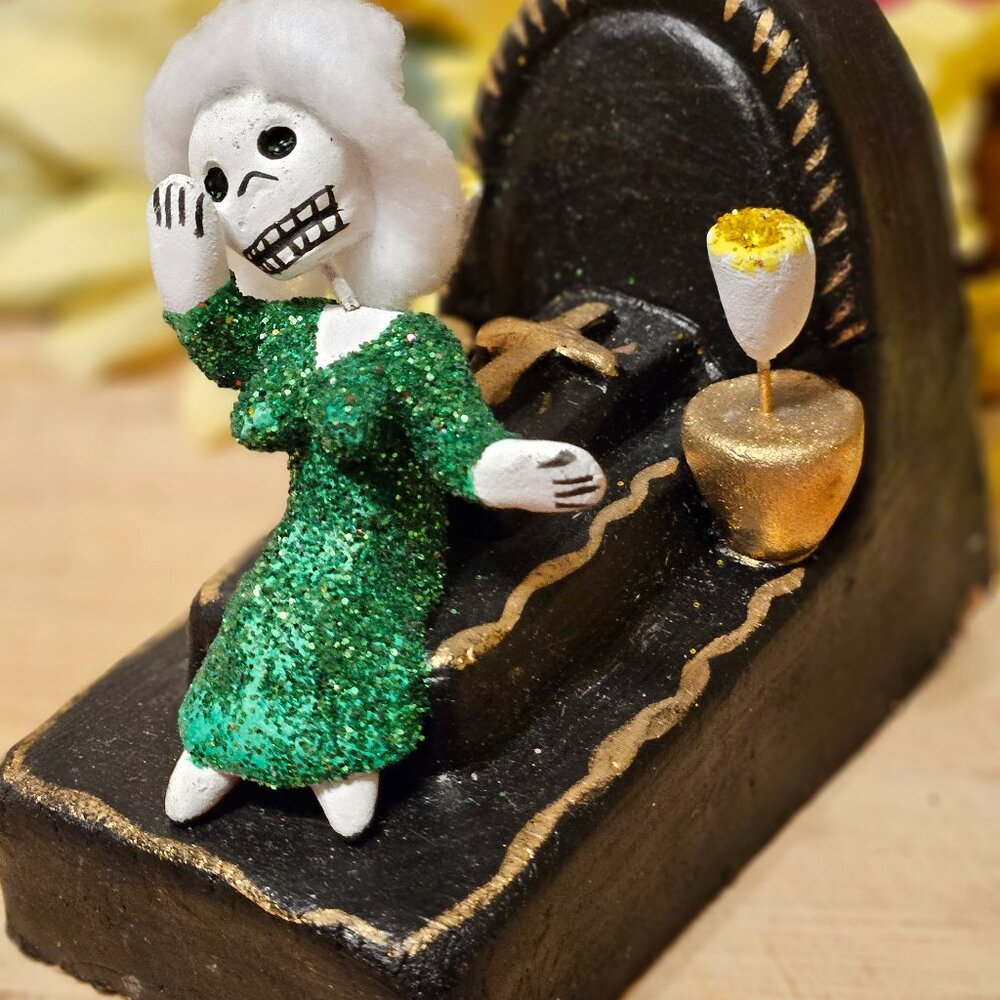 VINTAGE OAXACAN MUERTOS GRAVESIDE WOMAN WITH WIRE AND CLAY SCULPTURE